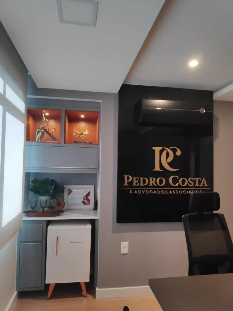 Sala de atendimento com a placa do escritório