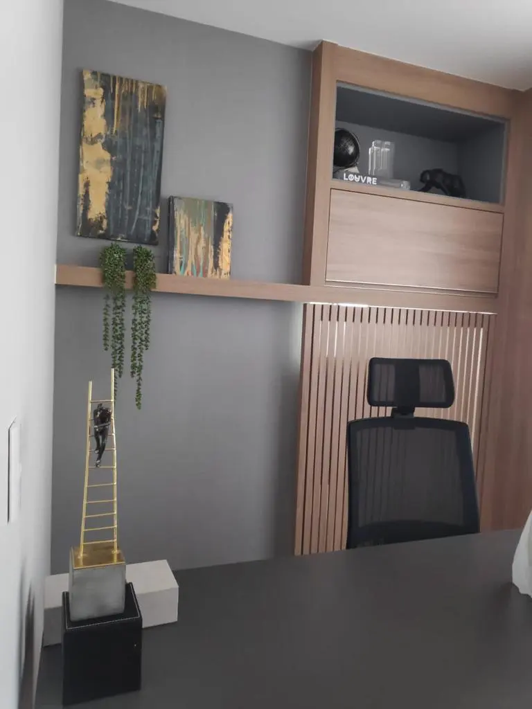 Sala de trabalho com estante de madeira