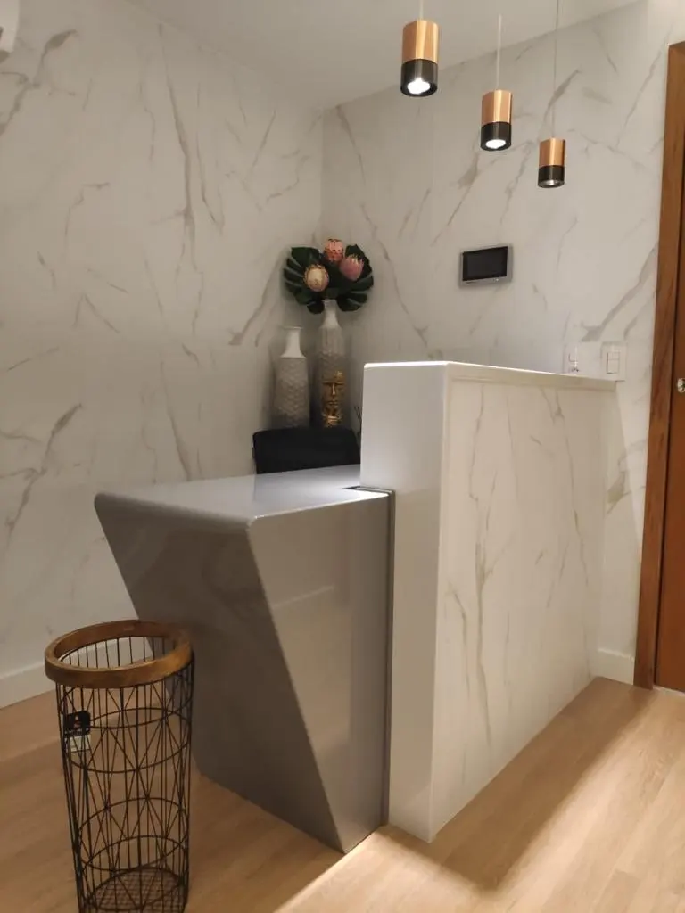 Balcão da recepção em mármore