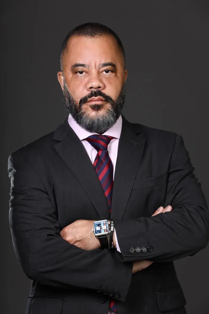 Dr. Pedro Costa, de terno escuro e braços cruzados